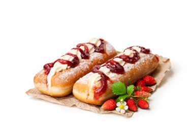 Muhallebi yabani çilek beyaz izole çörek dolu