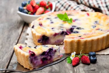 Cheesecake vahşi orman meyveleri ile. Yaz tatlı 