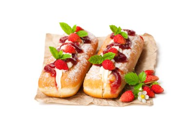 Muhallebi yabani çilek beyaz izole çörek dolu