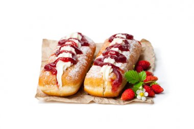 Muhallebi yabani çilek beyaz izole çörek dolu