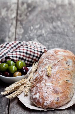 Ev yapımı karışık zeytin ciabatta rustik ahşap tablo 