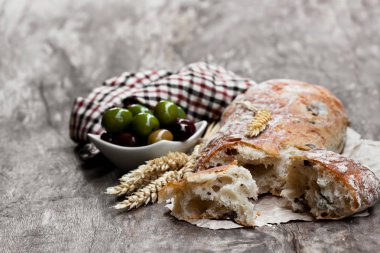 Ev yapımı karışık zeytin ciabatta rustik ahşap tablo 