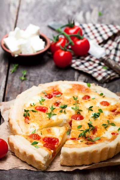 Kiraz domates ve peynirli tart ahşap arka plan üzerinde 