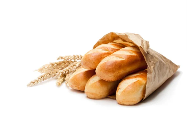 Kağıt çanta ve buğday kulakları üzerinde beyaz b izole Mini somun ekmek — Stok fotoğraf