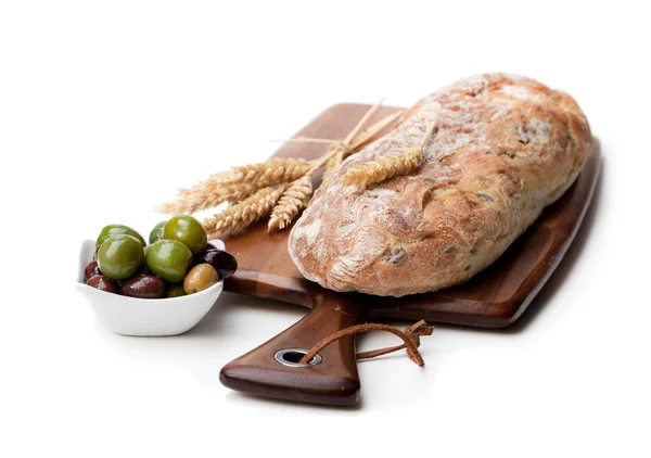 Zelfgemaakte gemengde olijven ciabatta geïsoleerd in wit — Stockfoto