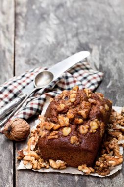 Ev yapımı Tarih ve cevizli kek eski ahşap masa üzerine ekmek 