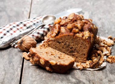 Ev yapımı Tarih ve cevizli kek eski ahşap masa üzerine ekmek 