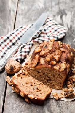 Ev yapımı Tarih ve cevizli kek eski ahşap masa üzerine ekmek 
