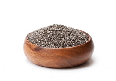 Tahta kasedeki Chia tohumları beyaza izole edilmiş. 