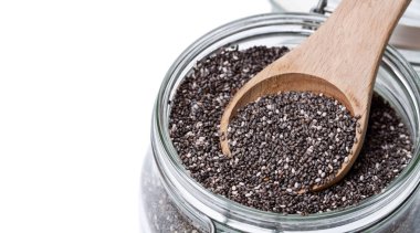 Chia tohum üzerinde beyaz izole kavanoz içinde 