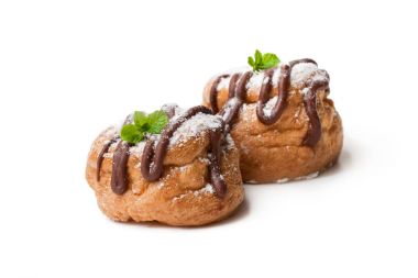 Belçika çikolata choux buns üzerinde beyaz izole  