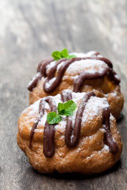 Belçika çikolata choux buns ahşap tablo 