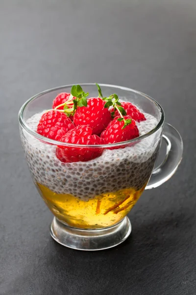 Pudim de semente de chia com marmelada de laranja e framboesas frescas o — Fotografia de Stock