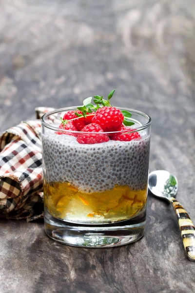 Pudim de semente de chia com marmelada de laranja e framboesas frescas o — Fotografia de Stock