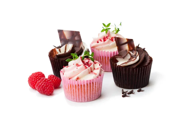 Cupcakes au chocolat aux framboises fraîches et crème isolée sur — Photo