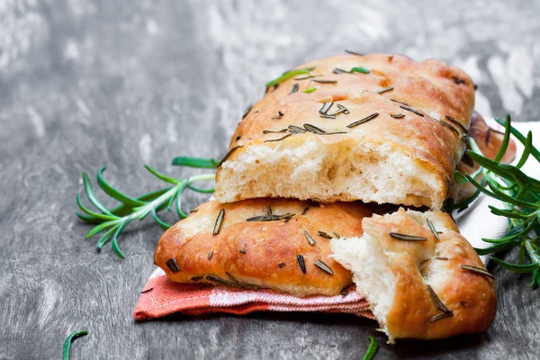 Zelfgemaakte rozemarijn focaccia op houten tafel — Stockfoto