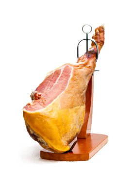 Beyaz arka plan üzerinde izole bir ahşap stand tüm jamon 