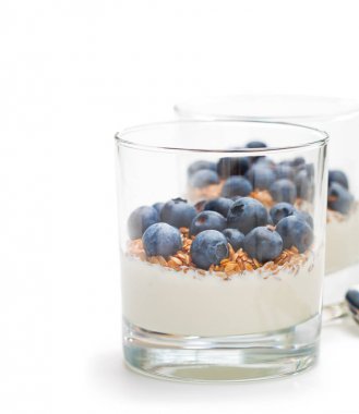 Bütün keten ve whit üzerinde yaban mersini ile bir bardak taze yoğurt