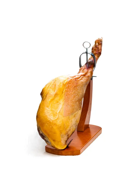 Jamon inteiro em um suporte de madeira isolado no fundo branco — Fotografia de Stock