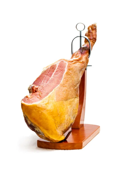 Beyaz arka plan üzerinde izole bir ahşap stand tüm jamon 