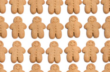 Kusursuz pişmiş zencefilli kurabiye kalıbı beyaza izole edilmiş. 