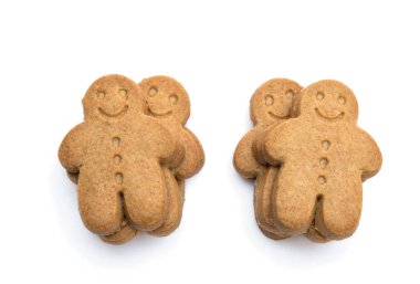 Beyaz üzerine izole edilmiş fırında zencefilli kurabiye. 