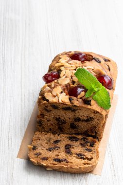 Tahta masada meyveli kek. 