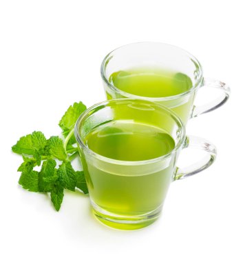 Beyaz üzerine izole edilmiş cam bardaklarda yeşil nane çayı 