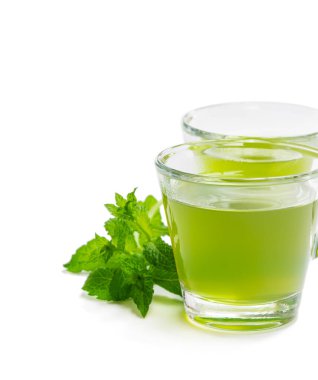 Beyaz üzerine izole edilmiş cam bardaklarda yeşil nane çayı 