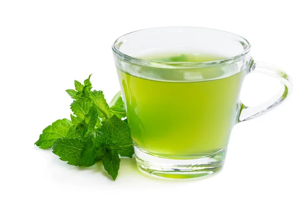 Thé à la menthe verte dans une tasse en verre clair isolé sur blanc — Photo