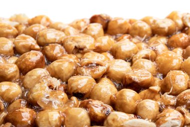 İtalyan fındık gevreği beyaz arkaplanda izole edilmiş. 