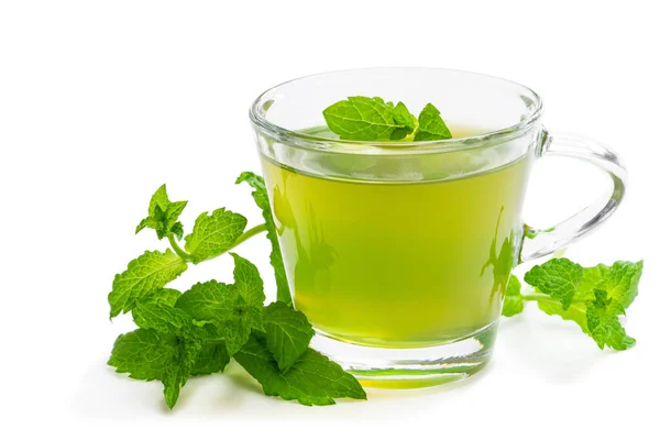 Thé à la menthe verte dans une tasse en verre clair isolé sur blanc — Photo
