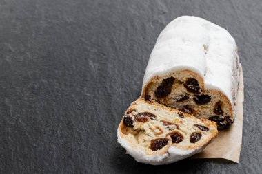 Geleneksel Noel aromalı meyveli kek siyah taş masada 