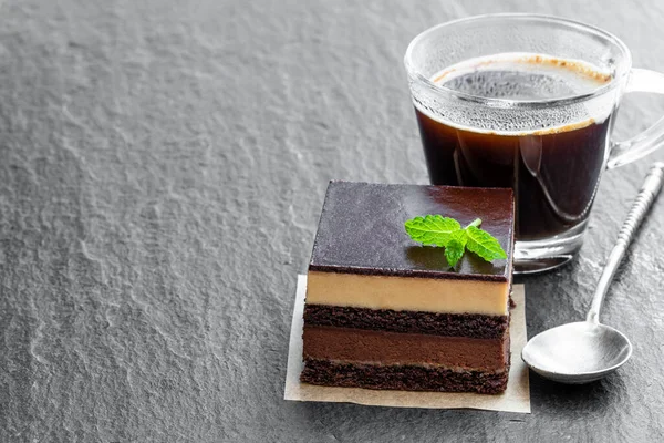 Шоколад и кофейный торт на фоне черного камня — стоковое фото