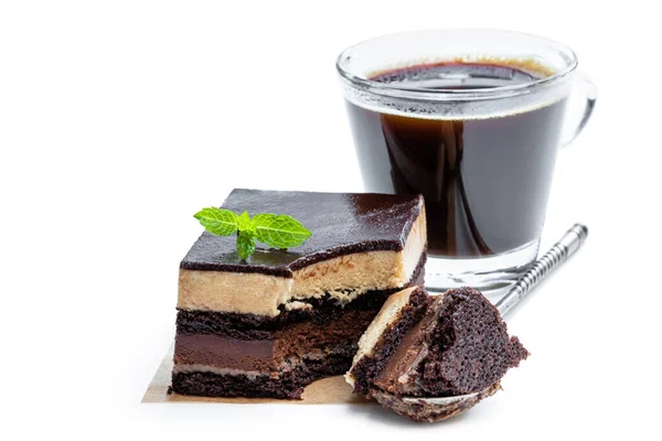 Шоколад и кусочки кофе торт изолированы на белом — стоковое фото