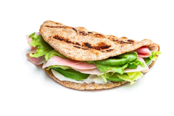 Gevouwen volkorenbrood met ham en groenten geïsoleerd op wit — Stockfoto