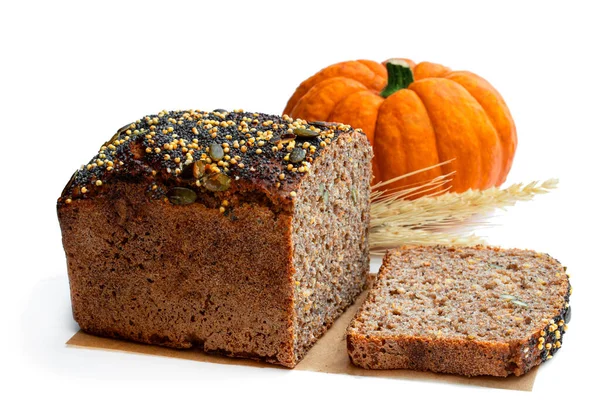 Domácí dýňový celozrnný chléb s chia semínky a proso krupicí izolované na bílém — Stock fotografie