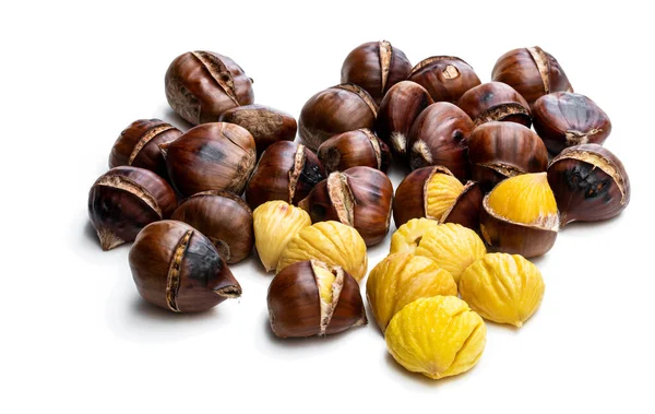 kavrulmuş kestane üzerinde beyaz izole 