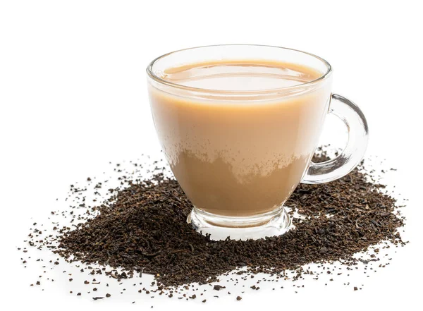 Tazza di vetro con foglia sciolto tè nero e latte isolato su bianco — Foto Stock