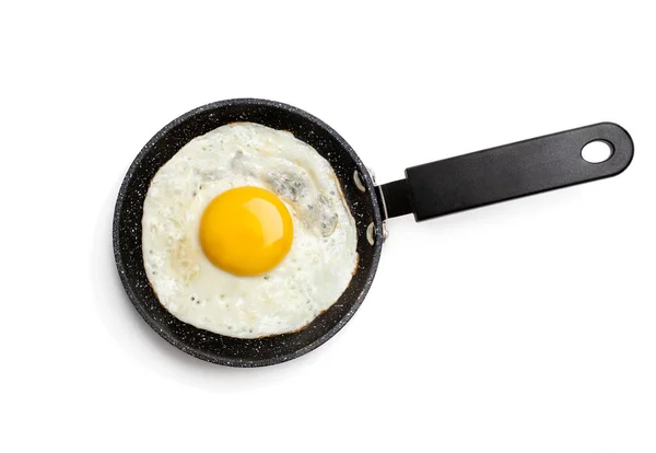 Uovo fritto su piccola padella isolato su bianco — Foto Stock