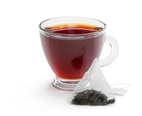 Xícara de chá preto com saco de chá isolado em branco — Fotografia de Stock