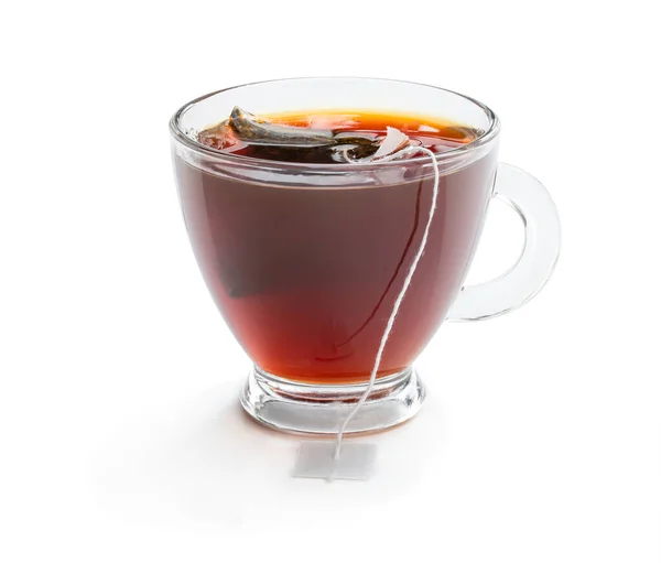 Šálek černého čaje s čajovým sáčkem izolovaný na bílém — Stock fotografie