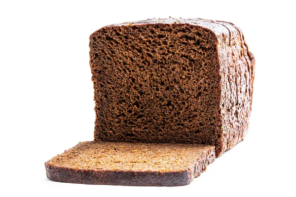 Chleb żytni w plasterkach izolowany na białym tle — Zdjęcie stockowe
