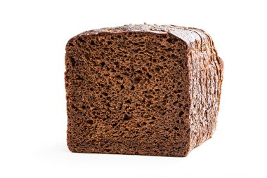Beyaz arka planda izole edilmiş dilimlenmiş çavdar ekmeği. 