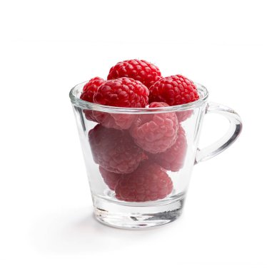 Bir sürü taze ahududu cam bardakta, beyazda izole edilmiş. 