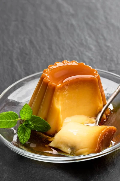 Creme caramel custard pudding on black stone background — Stock Photo, Image