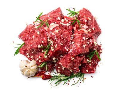 Biberiye ile dilimlenmiş çiğ et ve beyaza izole edilmiş sarımsak. 