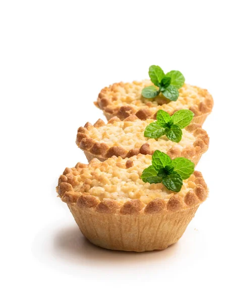 Mini tartas de crema de manzana y pera se desmoronan aisladas en blanco — Foto de Stock