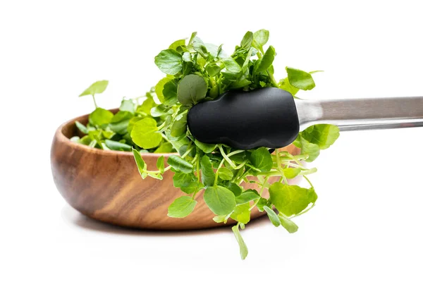 Tongs met waterkers salade bladeren geïsoleerd op wit — Stockfoto