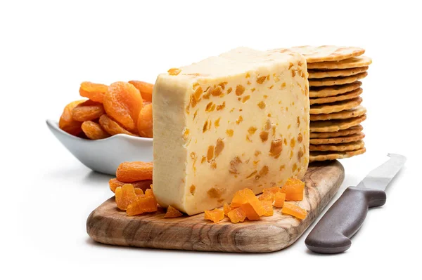 Tradycyjny ser cheddar z suchą morelą izolowany na białym — Zdjęcie stockowe